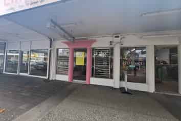 ROAD FRONT RETAIL - NOW VACANT!