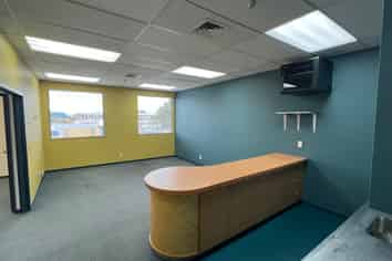 GREAT PREMISES IN SUPERB LOCATION WITH CARPARKS 