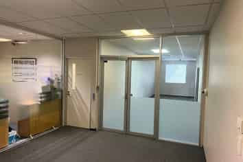 GREAT PREMISES IN SUPERB LOCATION WITH CARPARKS 