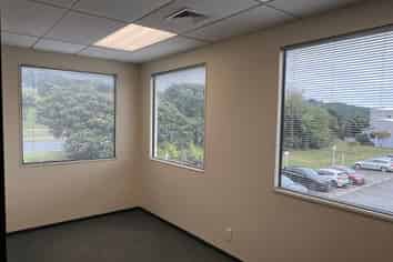 GREAT PREMISES IN SUPERB LOCATION WITH CARPARKS 