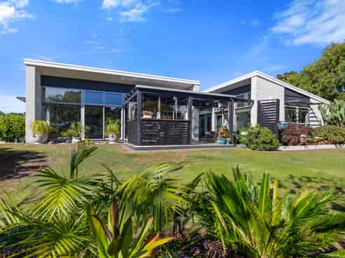 12D Takiroa Street, Urenui