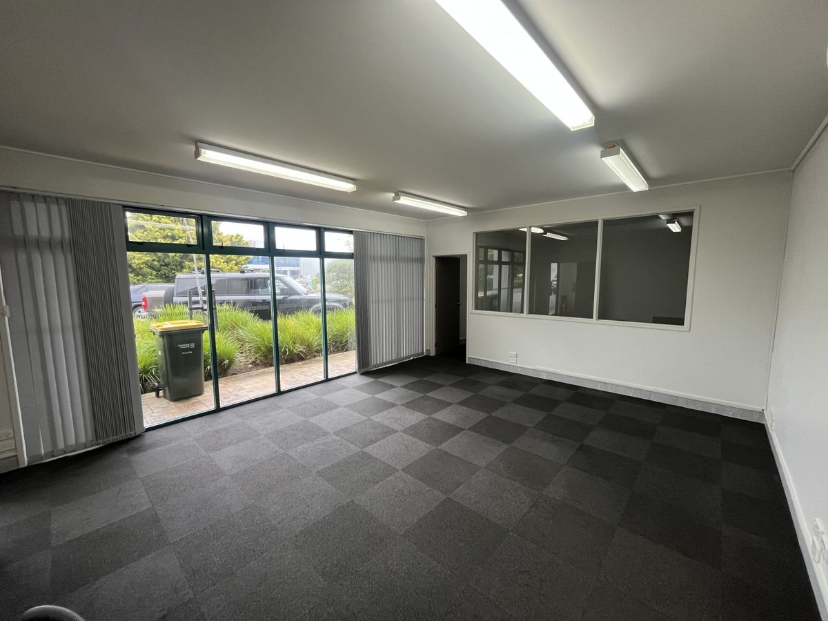 Snap this up – quality road front Industrial - Mehr
