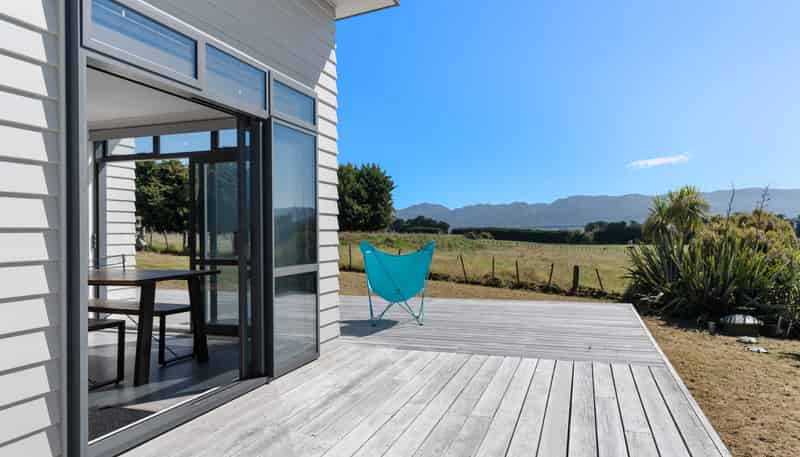 2766 Lake Ferry Road, Pirinoa