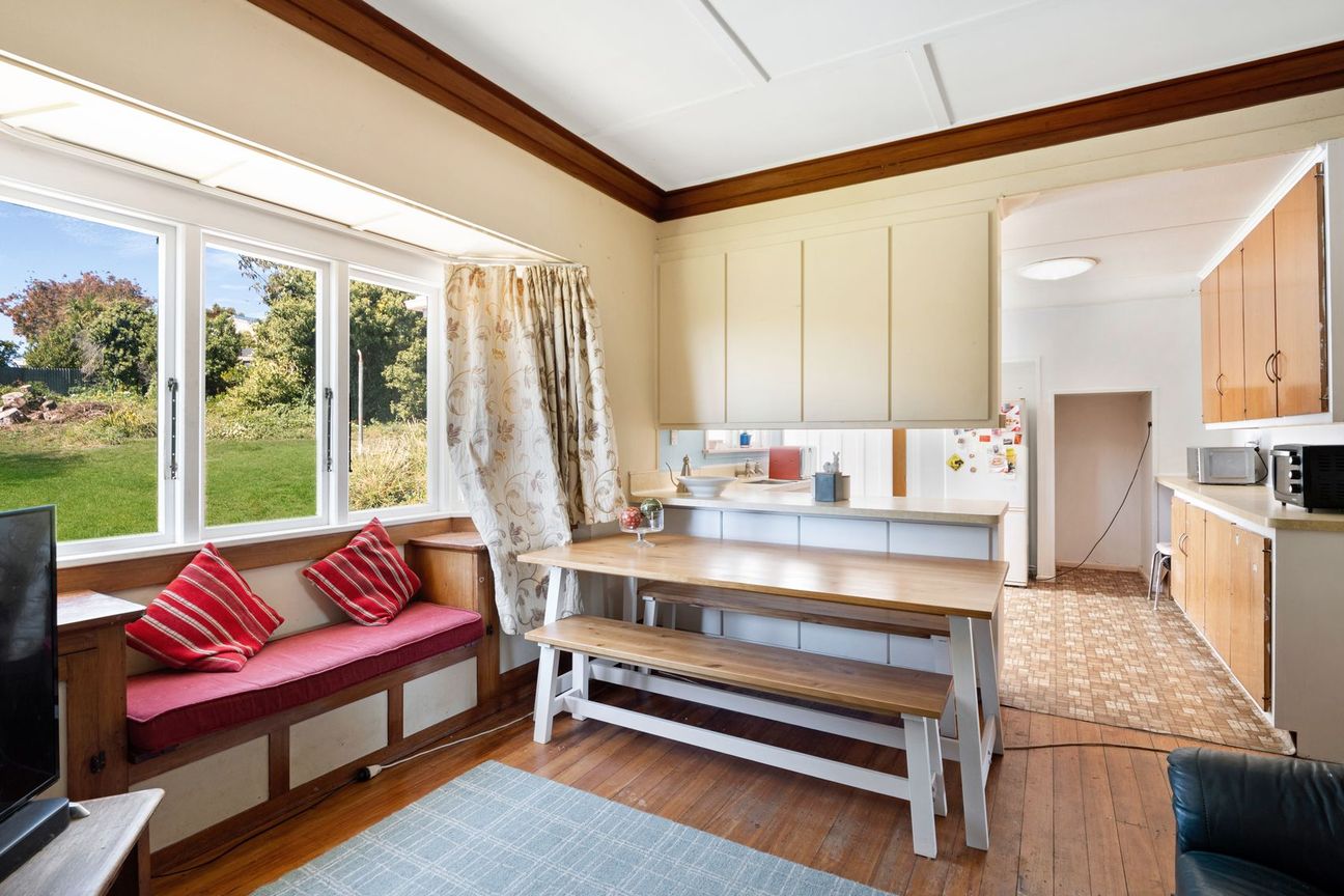A Quarter-Acre Character Home - Vista 6