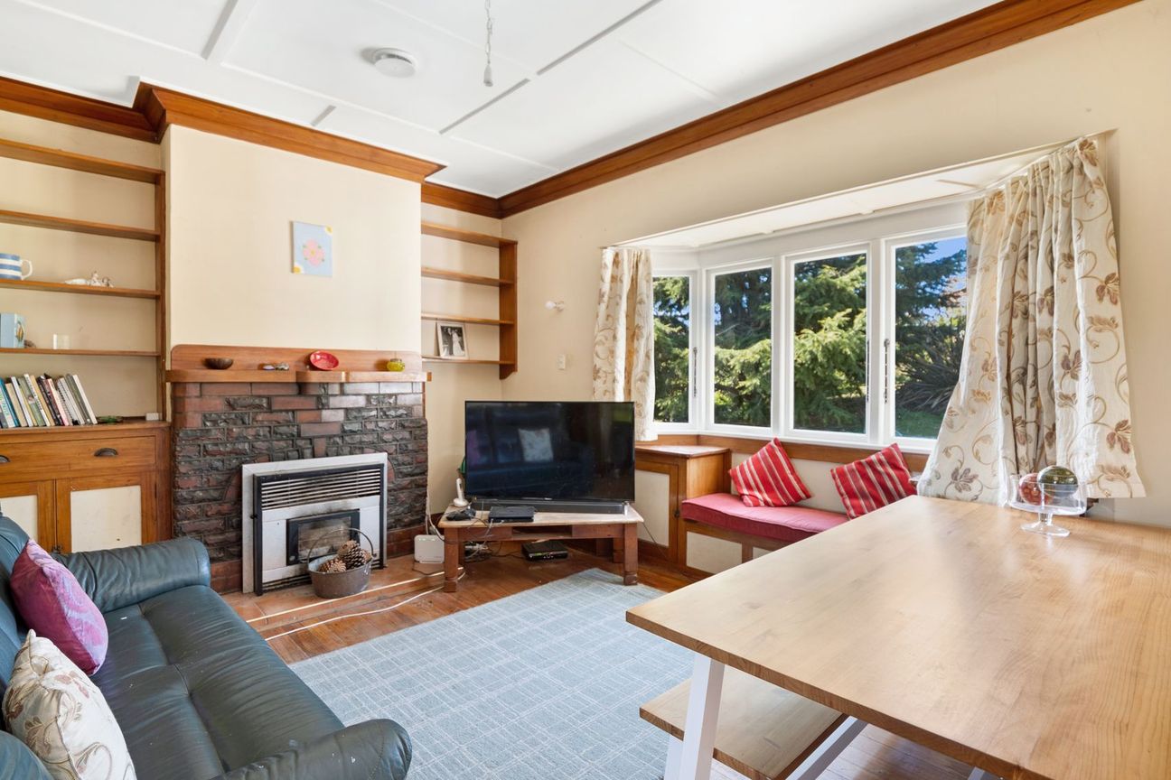 A Quarter-Acre Character Home - Altro