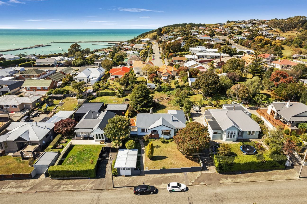 A Quarter-Acre Character Home - Vista 2