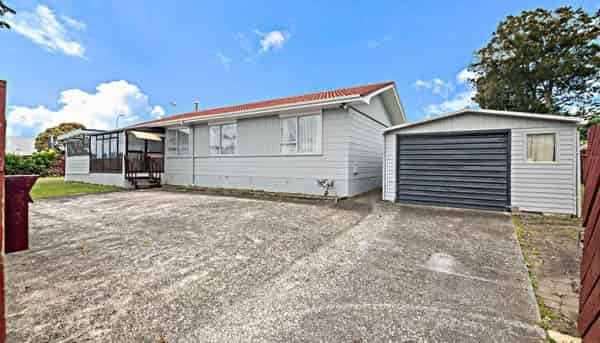 29 Sandrine Avenue, Clover Park