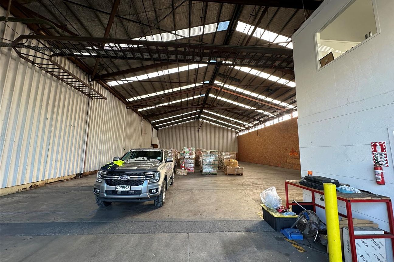 CBRE | 641sqm Warehouse + Large Secure Yard Mt WLG – další