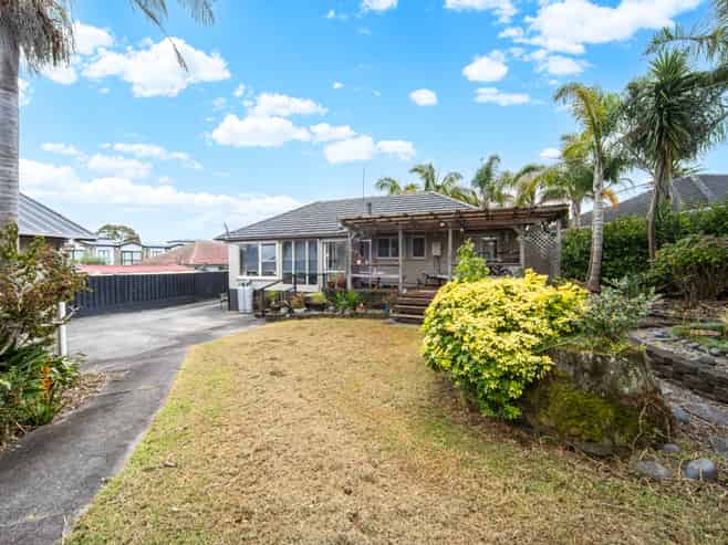 13 Gladfield Lane, Te Atatu Peninsula