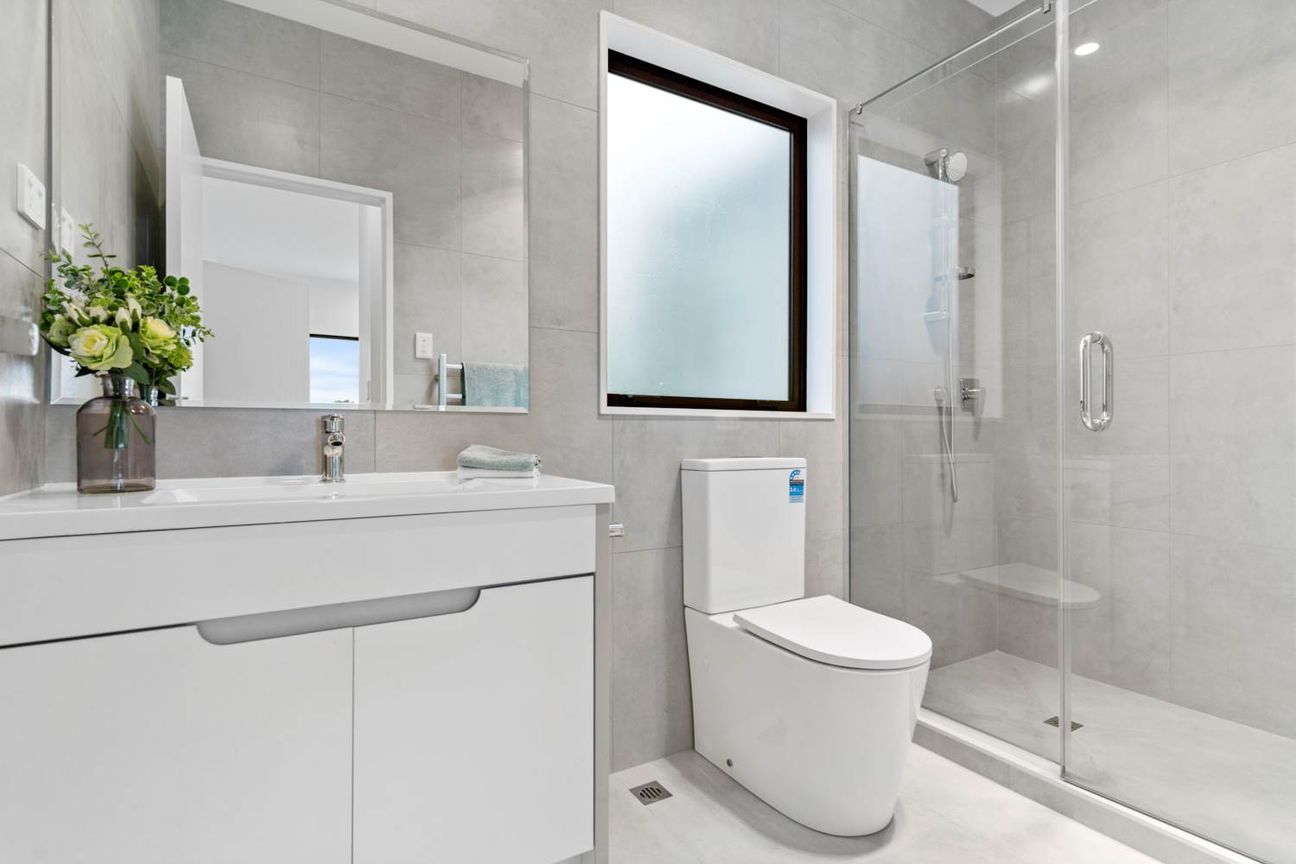 2023 Built, Freehold, 3 Bed, Ensuite, Int. Garage (Viewings by appointment Only) - Więcej