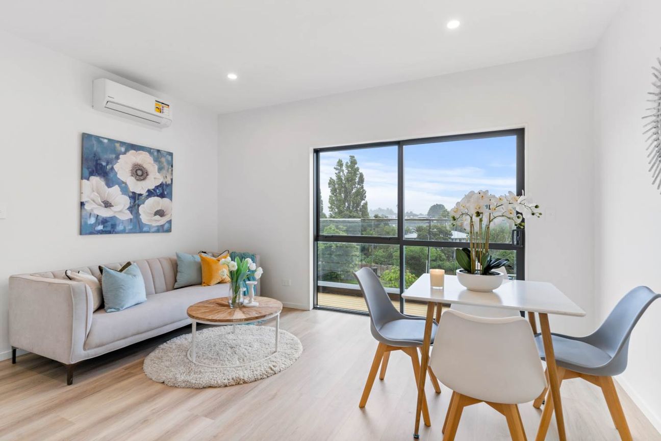 2023 Built, Freehold, 3 Bed, Ensuite, Int. Garage (Viewings by appointment Only) - Widok 2