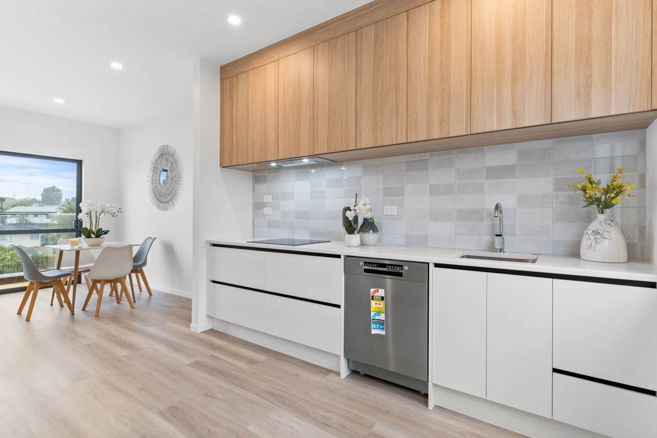 2023 Built, Freehold, 3 Bed, Ensuite, Int. Garage (Viewings by appointment Only) - Widok 3