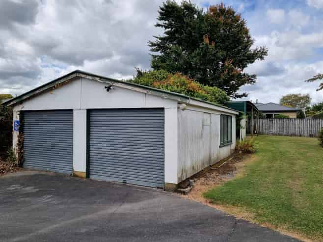 Well presented stand alone office