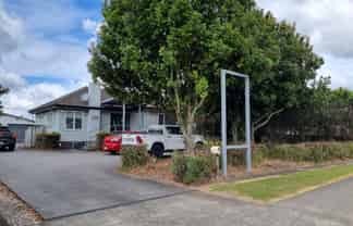 Well presented stand alone office