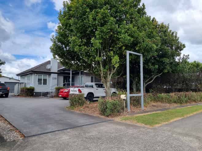 Well presented stand alone office