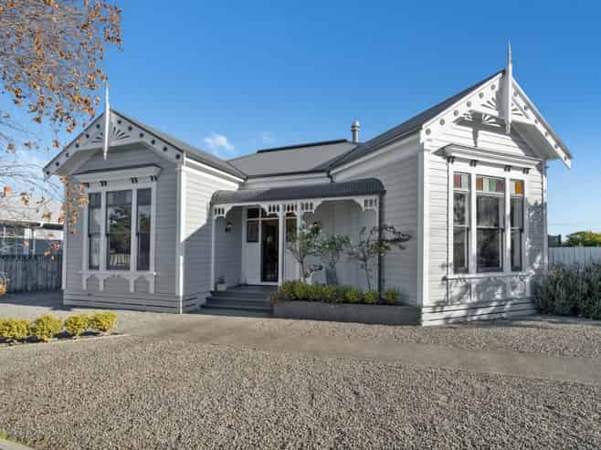 260 High Street North, Carterton