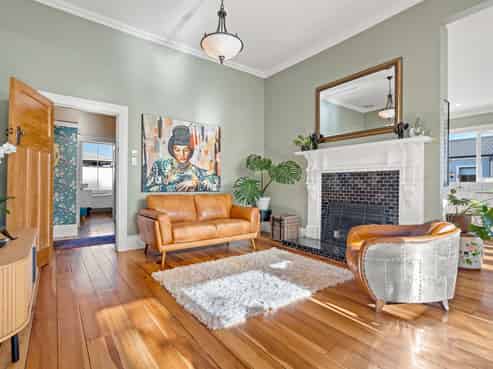 260 High Street North, Carterton