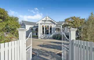 260 High Street North, Carterton