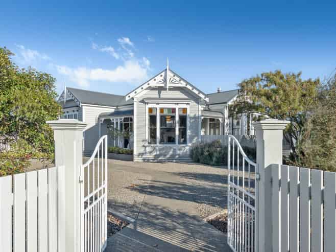 260 High Street North, Carterton