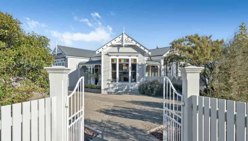 260 High Street North, Carterton