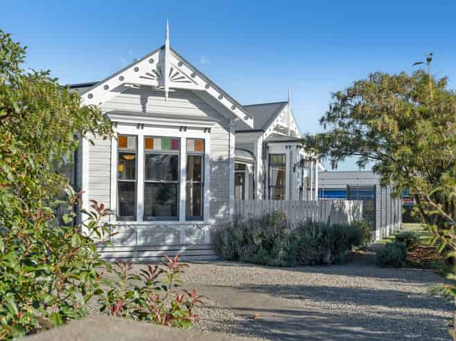 260 High Street North, Carterton