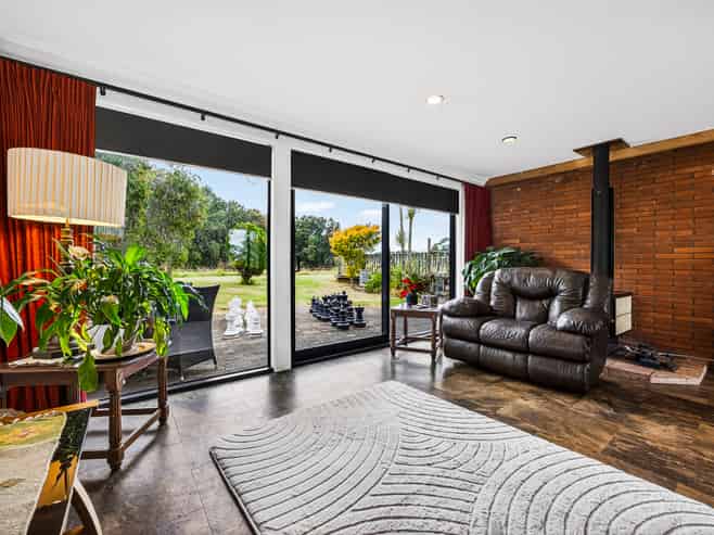 107 Gordon Road, Pollok