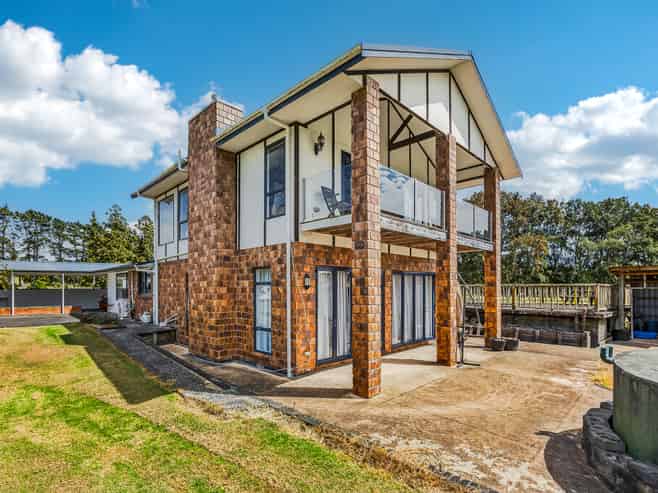 107 Gordon Road, Pollok