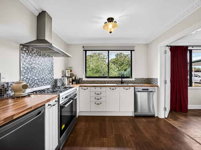 107 Gordon Road, Pollok