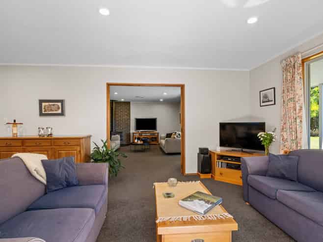 238 Beach Road East, Elgin