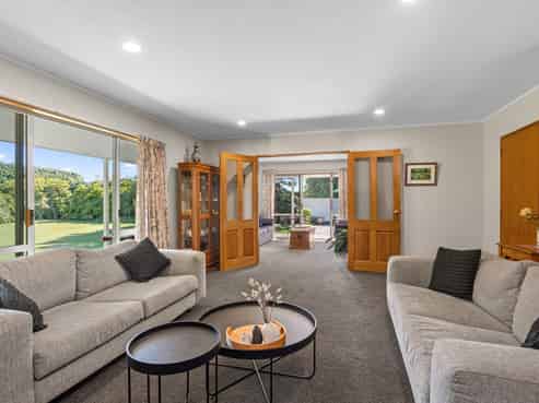 238 Beach Road East, Elgin