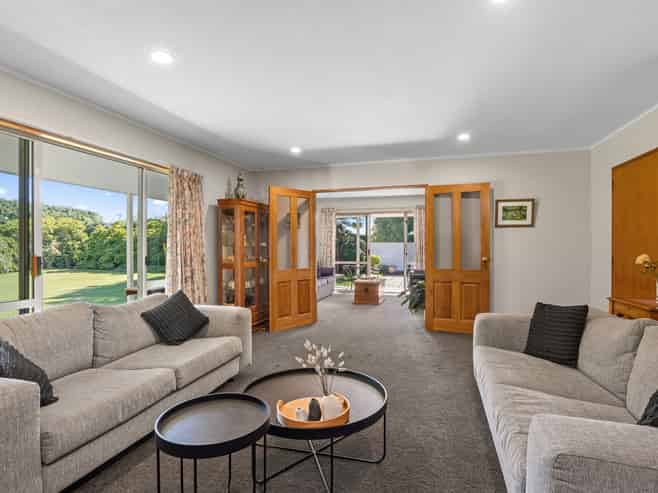 238 Beach Road East, Elgin