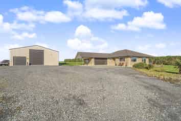 406 Flora Road East, MAKAREWA