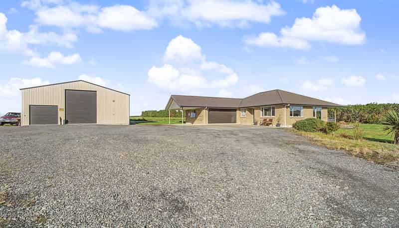 406 Flora Road East, MAKAREWA