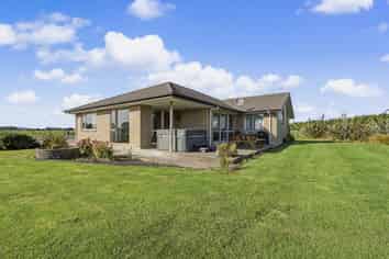 406 Flora Road East, MAKAREWA