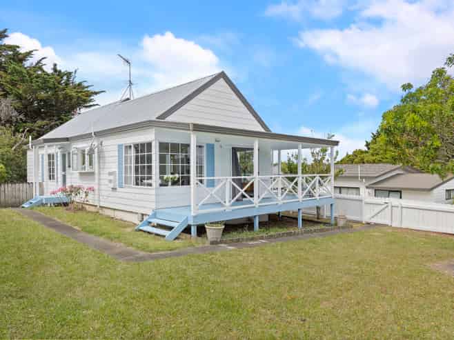 12 Coubray Place, Botany Downs