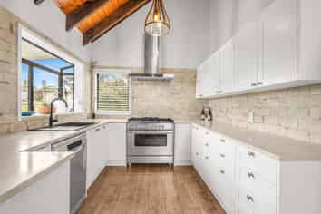 11 Moffat Road, Red Beach