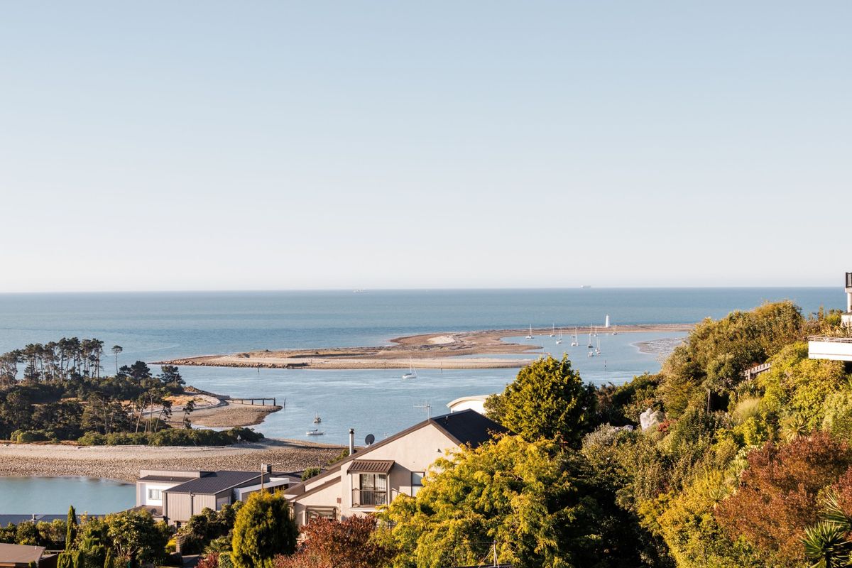 Rare section with Tasman Bay views - Mehr