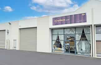 COMMERCIAL UNIT IN TOP LOCATION
