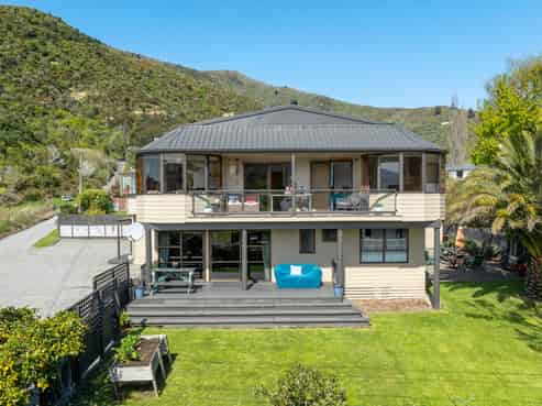 318 Waikawa Road, Waikawa