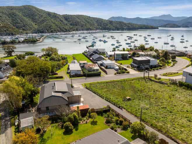 318 Waikawa Road, Waikawa