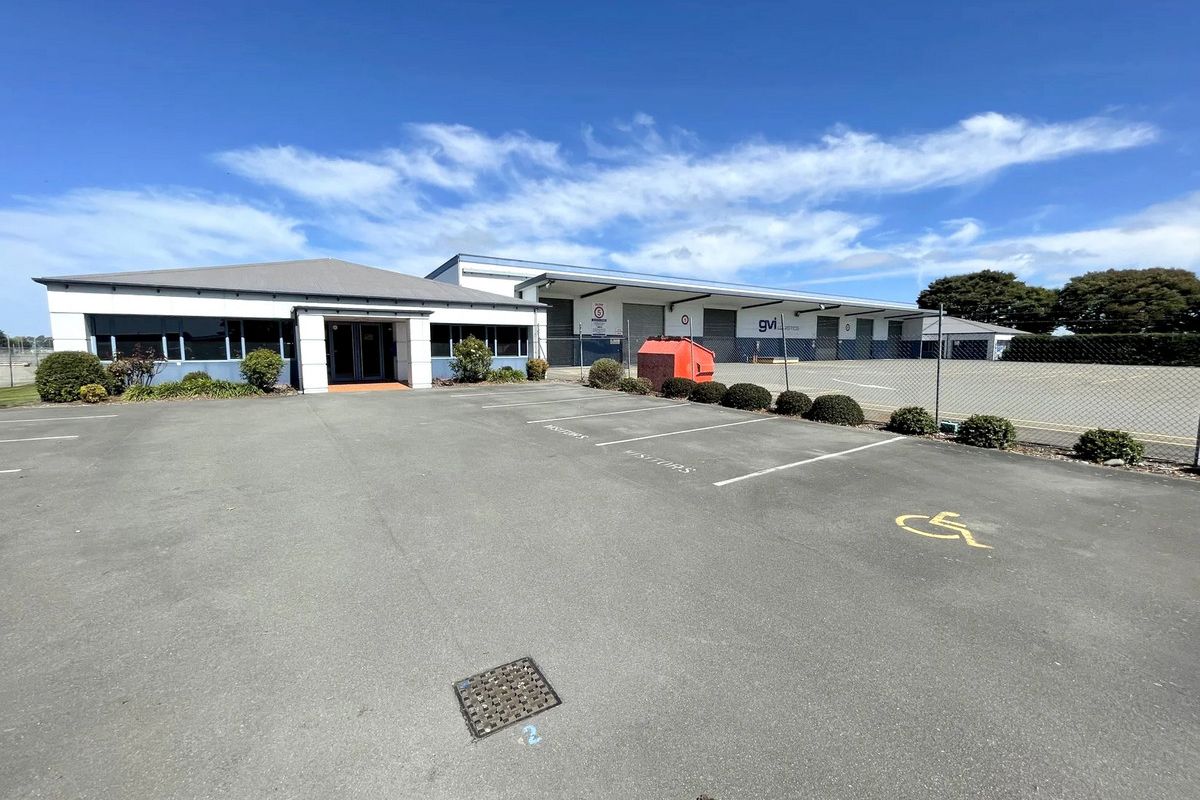 Highly Functional Airport Warehousing - View 4