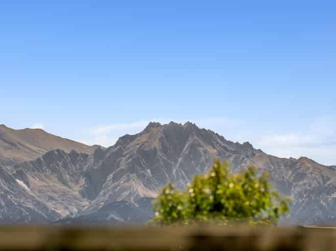 6 Bargour Street, Wanaka