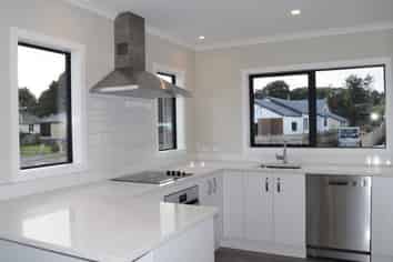 2 Kingi Te Ahoaho Pl, Otaki