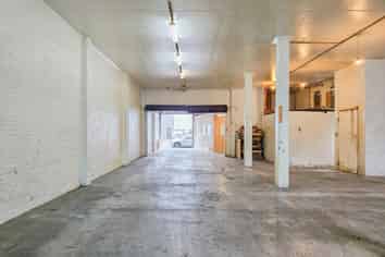Versatile warehouse/office mix in Mount Victoria
