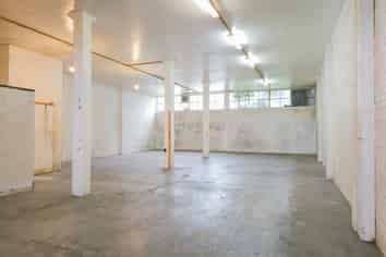Versatile warehouse/office mix in Mount Victoria