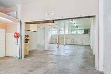 Versatile warehouse/office mix in Mount Victoria