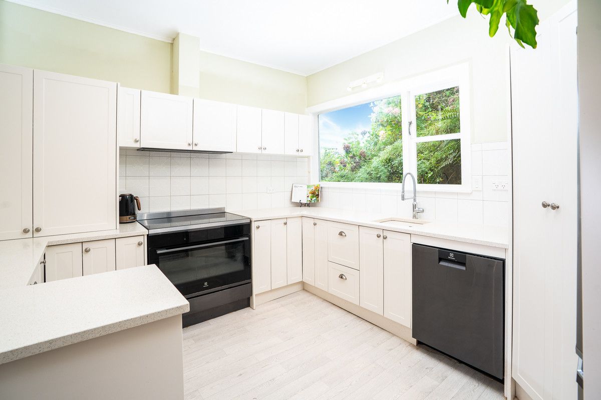 PRIVATE HIDEAWAY WITH SUN & VIEWS IN CITY-END KARORI - Ansicht 2