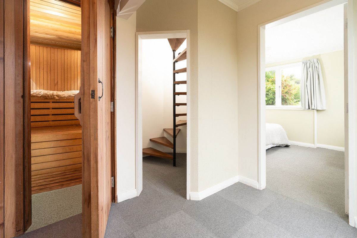 PRIVATE HIDEAWAY WITH SUN & VIEWS IN CITY-END KARORI - Altro