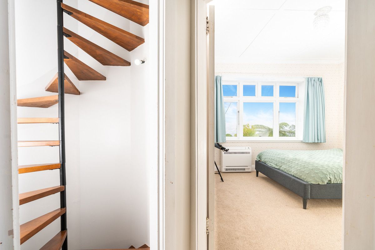 PRIVATE HIDEAWAY WITH SUN & VIEWS IN CITY-END KARORI - Vista 6