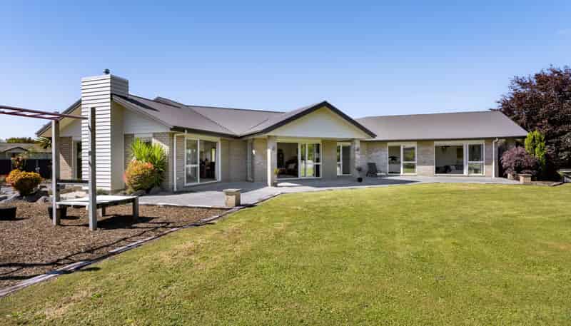 1 Elizabeth Grove, Stratford